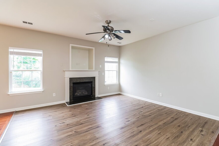 Building Photo - 6415 Glenolden Dr