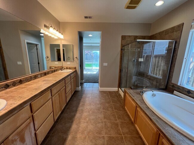 Building Photo - 4 bedroom home with 3 car garage in Patterson!