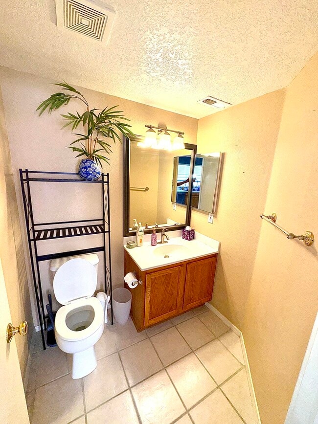 Building Photo - 7039 Casa Elena Dr NE