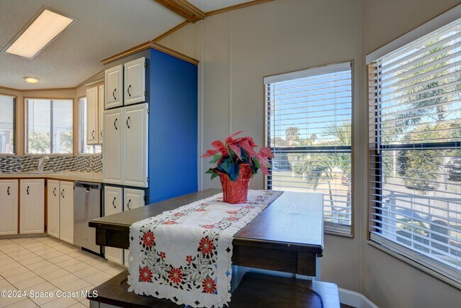 Building Photo - 561 Dolphin Cir