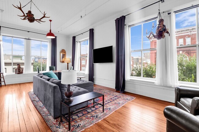 Building Photo - Stunning Corner Loft in the Heart of Historic Downtown Savannah