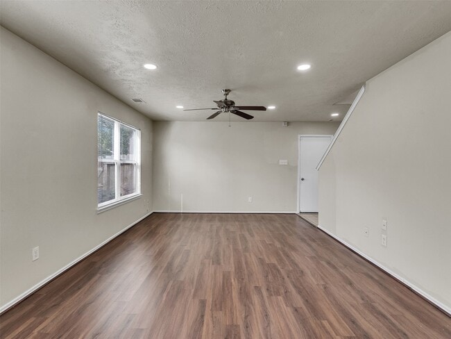 Building Photo - 10914 View Pointe Ln