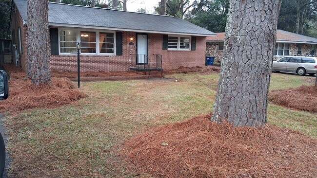 Building Photo - 2557 Delano Dr