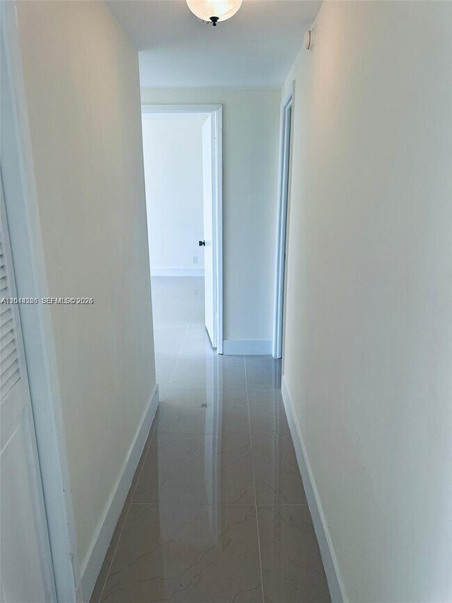 Building Photo - 4200 Hillcrest Dr