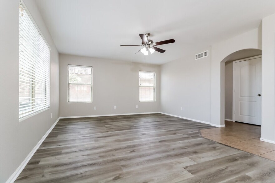 Building Photo - 15853 W Diamond St