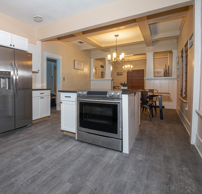 Building Photo - 321 University Ave