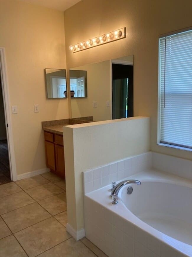Building Photo - Spacious 4/2/2 Home with Screened-In Porch...