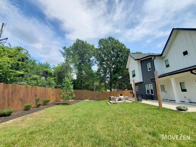Building Photo - 5018 Double Lakes Dr