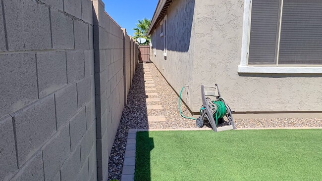 Building Photo - "Spacious 3-Bed, 3-Bath Mesa Retreat with ...