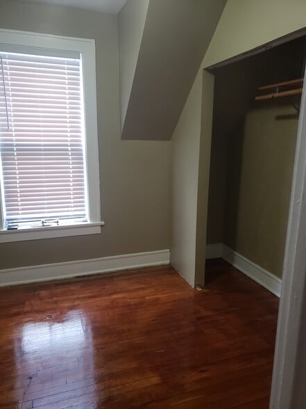 Building Photo - 938 N Parkside Ave