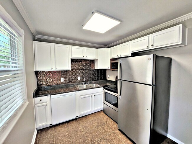 Building Photo - 1506 Oakwood Ave NE