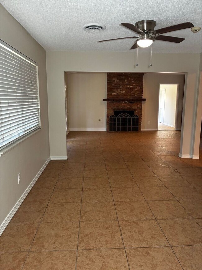 Building Photo - Spacious 4-Bedroom + 2 Bonus Rooms | Near ...