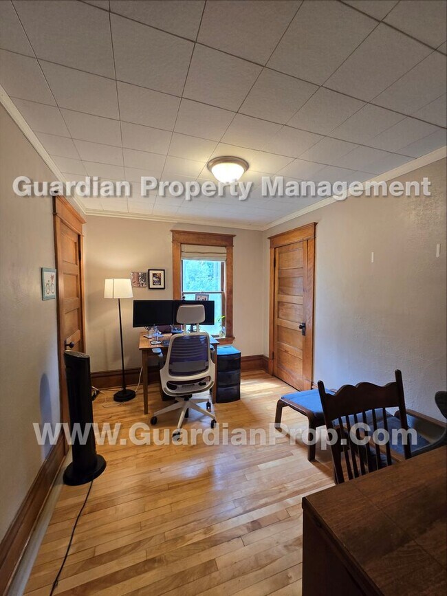 Building Photo - House Available Sep 1st, Move in special for Sep move-in! Updated Kitchen & Baths, Large Fenced Y...