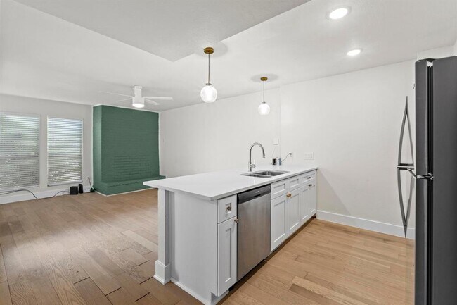 Building Photo - 909 Reinli St
