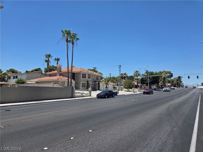 Building Photo - 3013 W Oakey Blvd