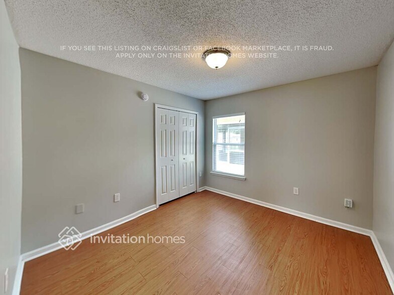 Building Photo - 909 N Lilac Loop