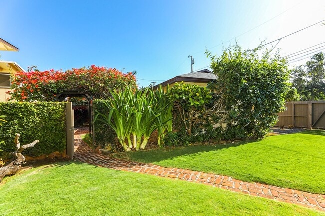 Building Photo - Kahala Avenue Beachside -  1 minute walk to beach  Recently remodeled w/fenced yard. 1 bdrm, 1 ba...