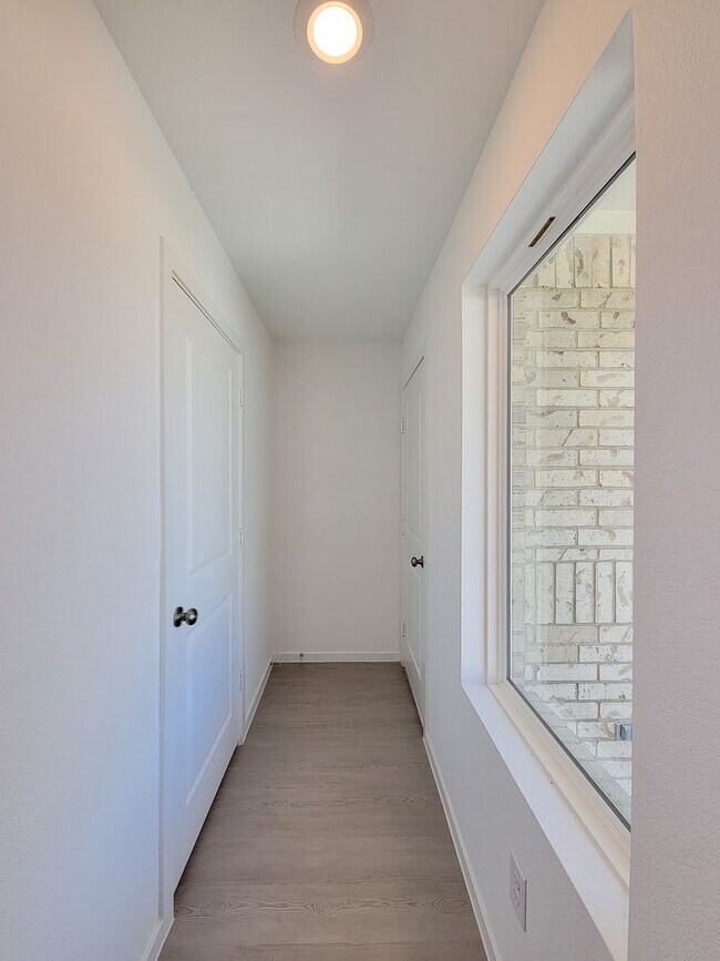 Building Photo - This single-story home shares an open layout between the kitchen, nook and family room for easy e...