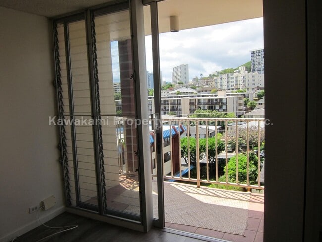 Building Photo - Conveniently Located, Renovated Condo w/Pa...