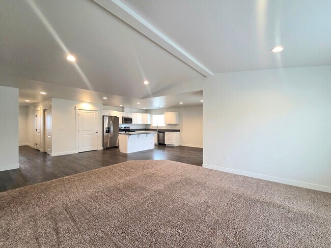 Building Photo - Newer Rambler in Mary Hill Estates!