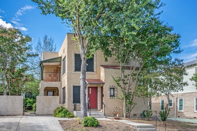 Building Photo - 2-BEDROOM UPSTAIRS DUPLEX OVERLOOKING SAN ...