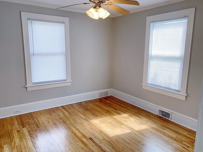 Building Photo - 3 Bed 2 Baths Grid home with fenced backya...