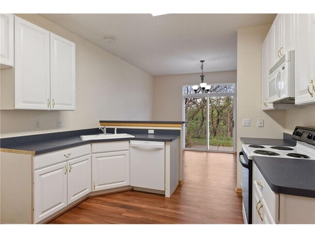 Building Photo - 2 BR/3 BA Townhome in Lakeville!