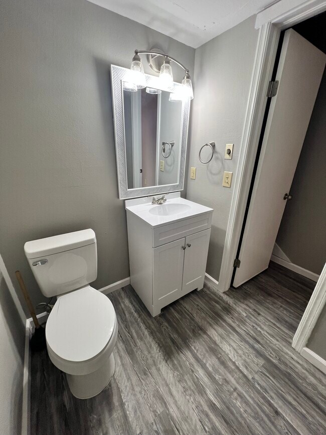 Building Photo - 813 Red Bird Ln