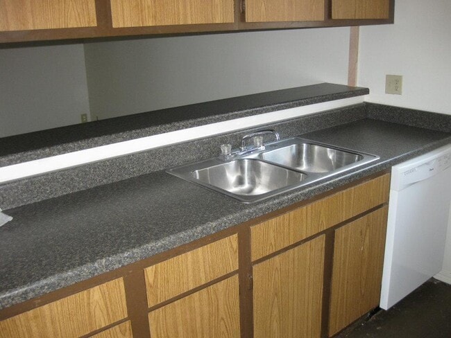 Building Photo - 3 bed 2 bath duplex for rent near I-240 and Western, close to everything!