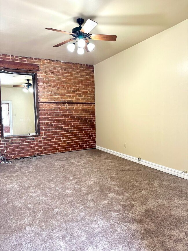 Building Photo - 3BR 2BA 3rd Street Downtown