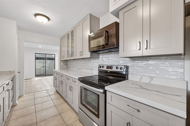 Building Photo - 500 N Post Oak Ln