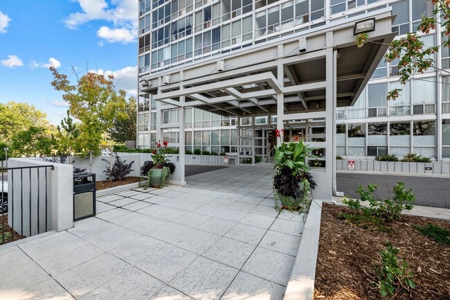 Building Photo - Beautifully renovated condo in the Cherry Creek Area!