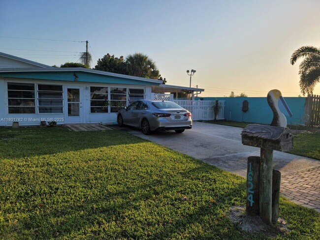 Building Photo - 1624 NE Orion St