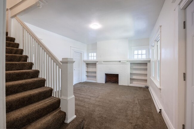 Building Photo - Renovated Large 4 Bedroom House in McKeesp...