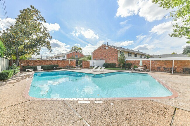 Building Photo - 2505 Watertown Mall St