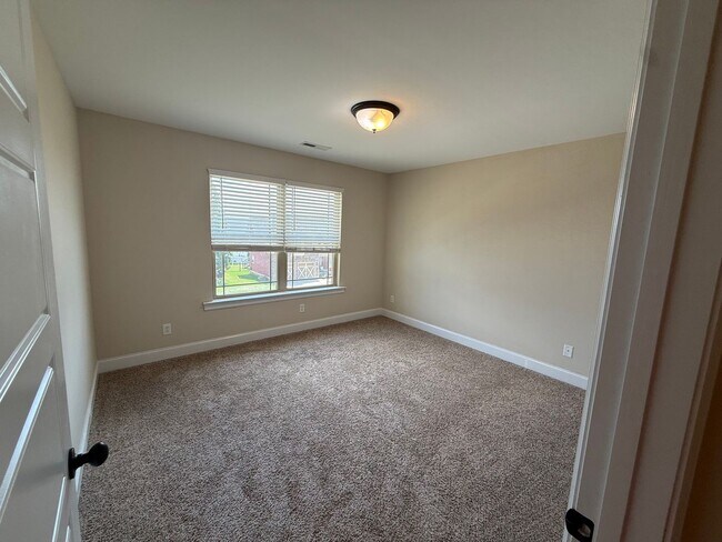 Building Photo - Elegant 3-Bedroom Home in Gated Seven Lakes with Community Pool