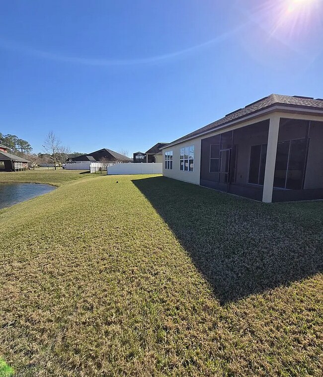 Building Photo - Stunning Waterfront 4/3 in Middleburg