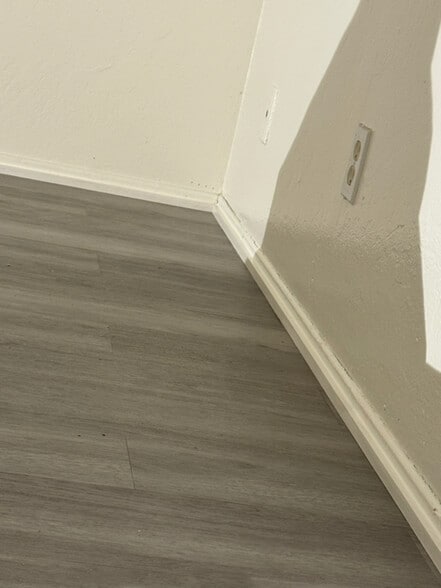 Building Photo - 947 Tamarack Ln