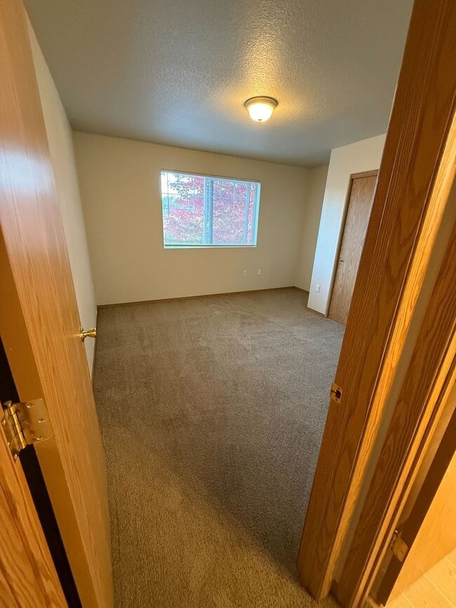 Building Photo - Quaint 2B/2Ba Townhome in Desirable Camas!