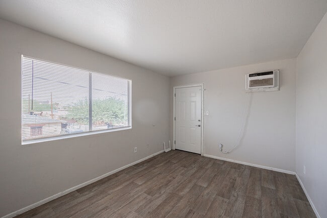 Building Photo - 622 N 30th Pl