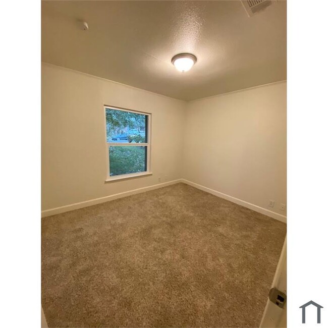 Building Photo - Available Feb 1st! Large Single Family Hou...