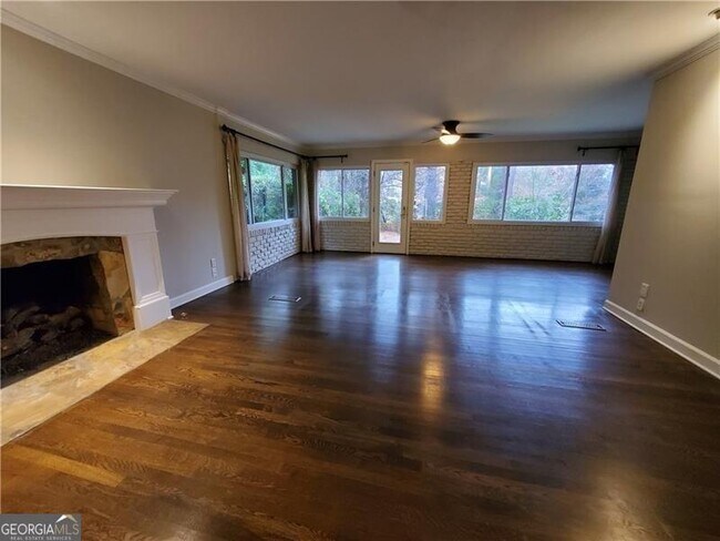 Building Photo - 4615 Mystic Dr NE