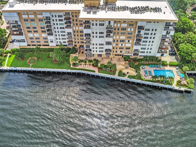 Building Photo - 1150 Hillsboro Mile