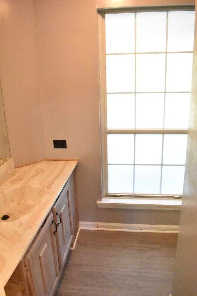 Building Photo - Welcome To Lake Ridge's Finest...