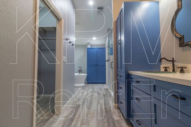 Building Photo - 6221 Crestview Cir