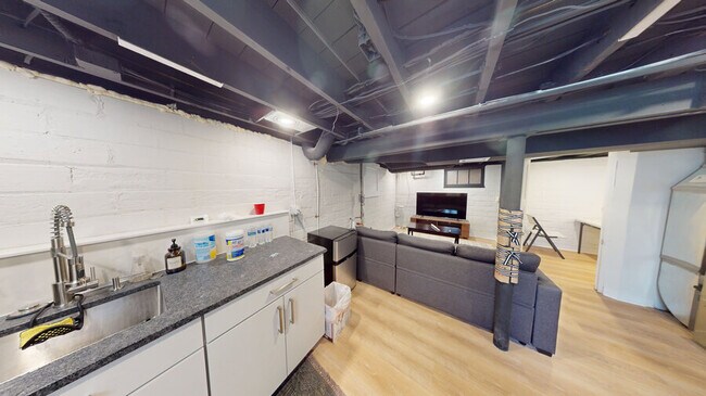 Building Photo - 806 Sylvan Ave