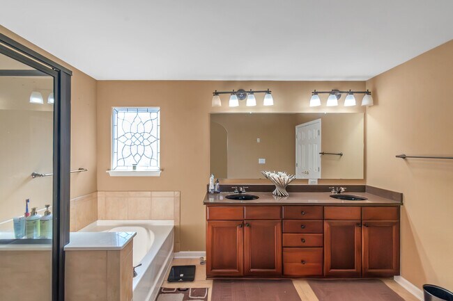 Building Photo - 3863 Pin Oak St