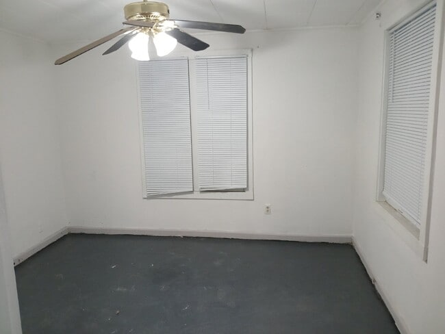 Building Photo - 2 Bedroom 1 Bathroom - Northeast Arts Dist...