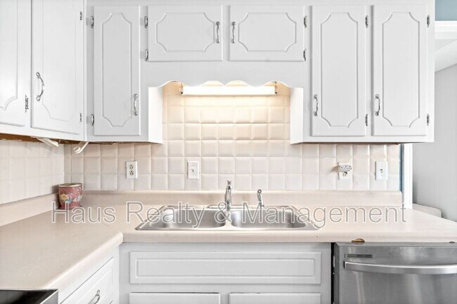 Building Photo - 919 Desota Ln