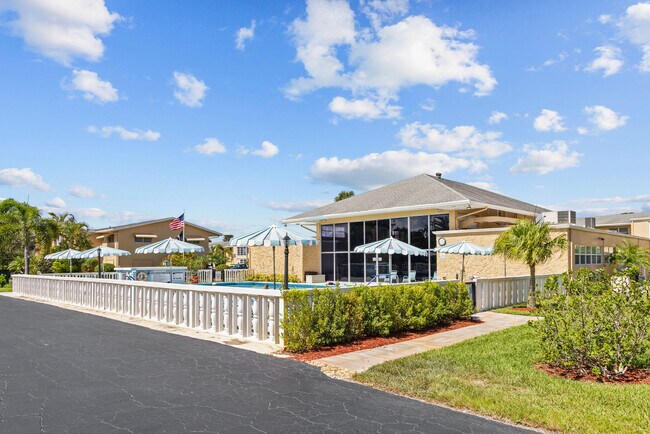 Building Photo - 2111 NE 1st Ct